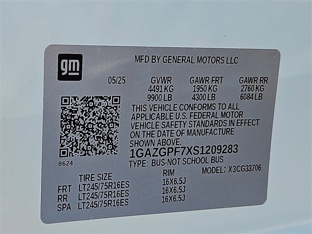 2025 Chevrolet Express Passenger 3500 1LT