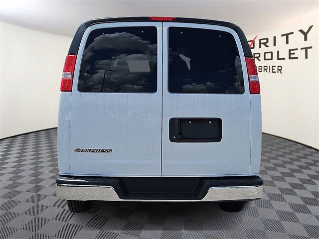 2025 Chevrolet Express Passenger 3500 1LT