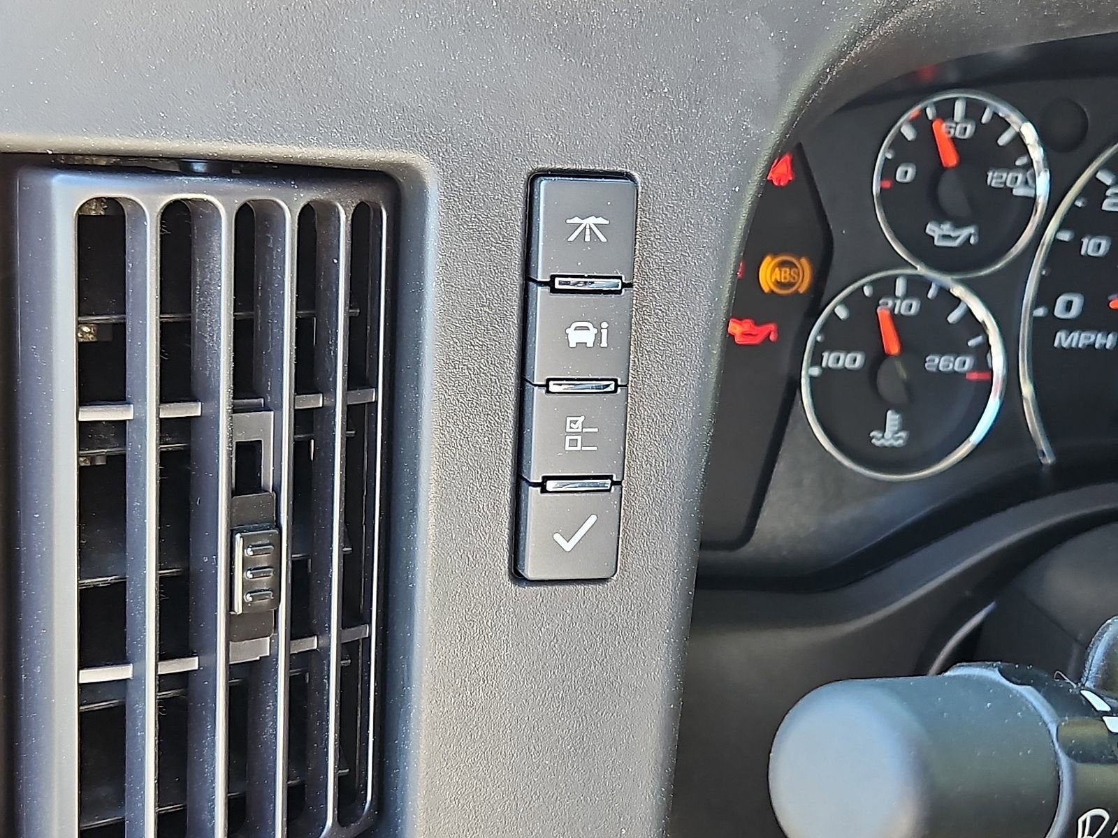 2024 Chevrolet Express Cutaway 3500 1WT