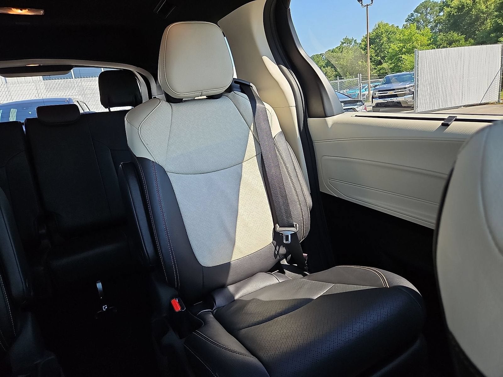 2025 Toyota Sienna Platinum