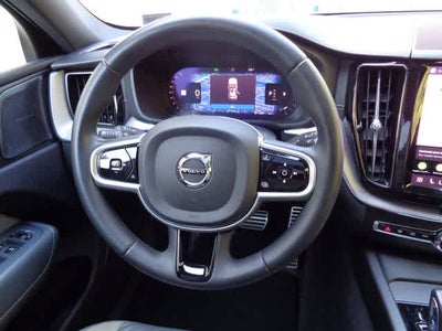 2022 Volvo XC60 B5 R-Design