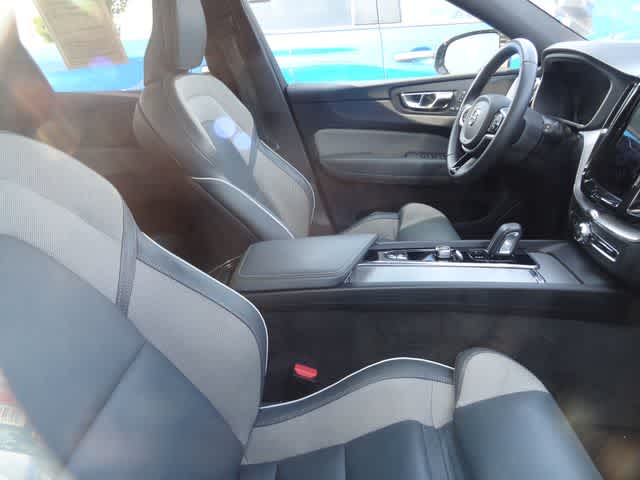 2022 Volvo XC60 B5 R-Design