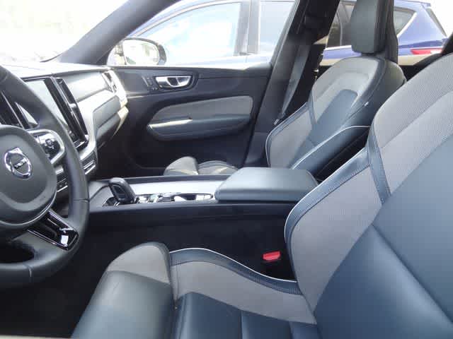 2022 Volvo XC60 B5 R-Design