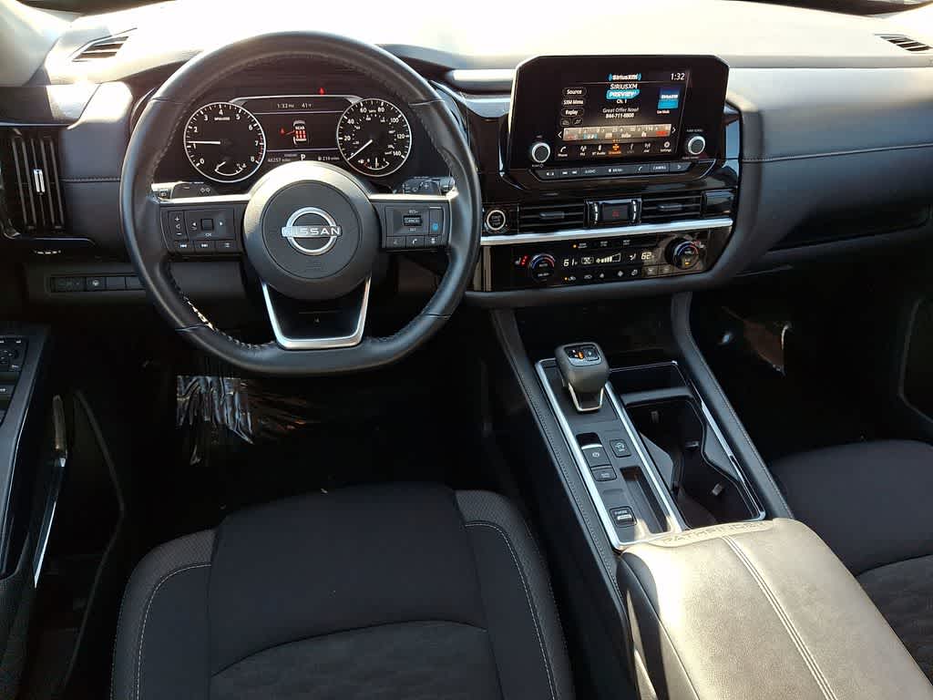 2024 Nissan Pathfinder SV