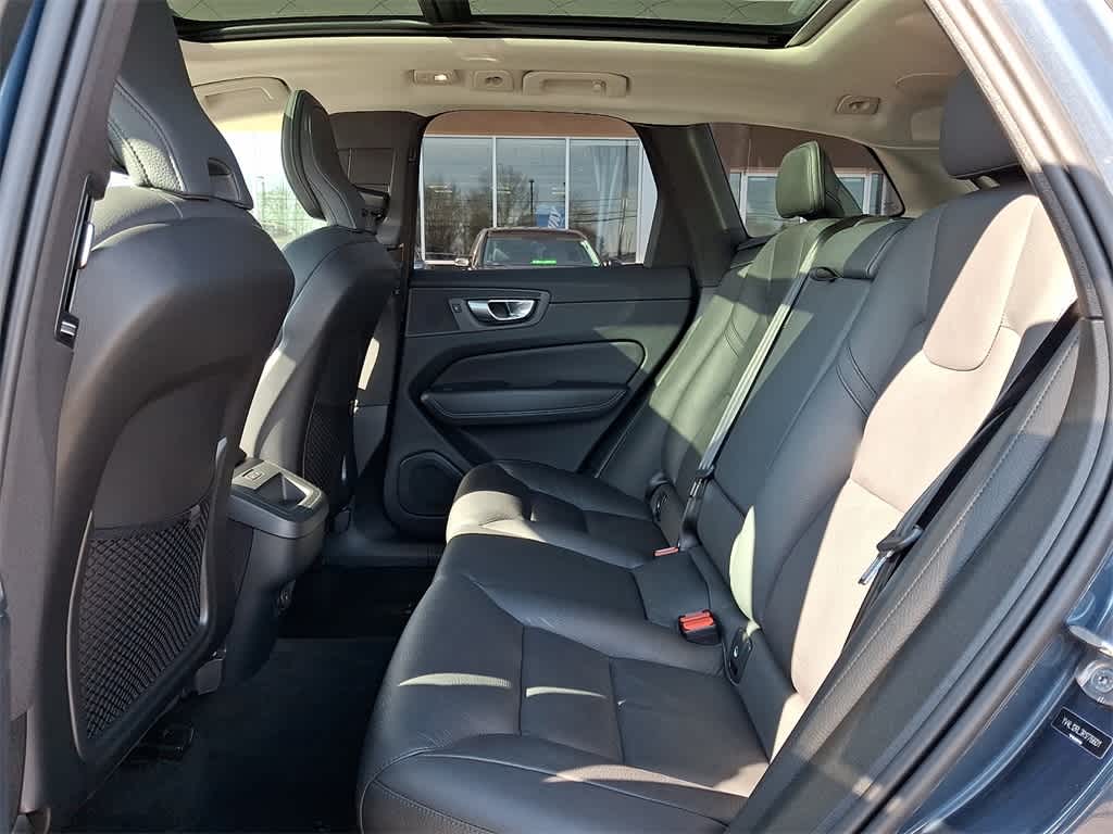 2024 Volvo XC60 Plus Dark Theme