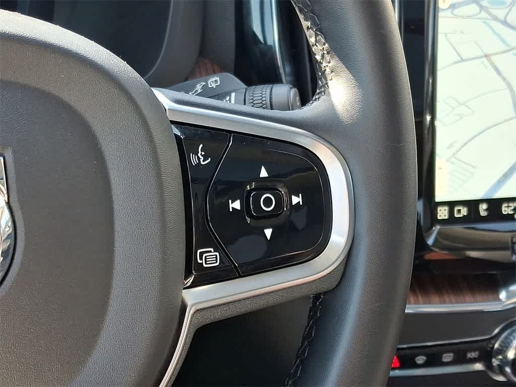 2024 Volvo XC60 Plus Dark Theme