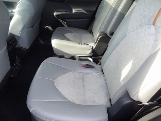 2023 Toyota Highlander Hybrid Bronze Edition