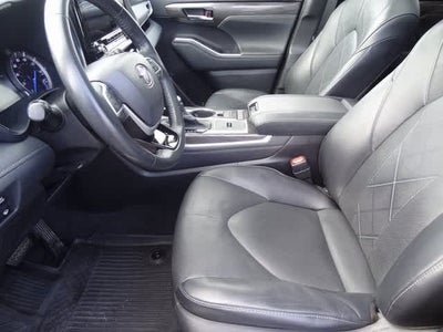 2022 Toyota Highlander Hybrid Platinum