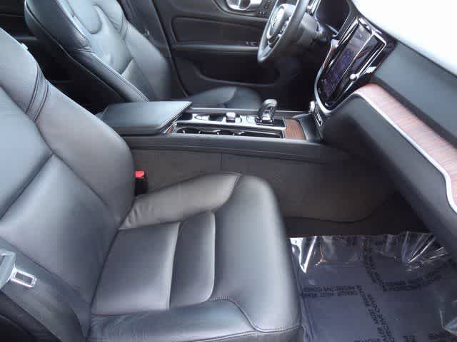 2024 Volvo S60 Plus Dark Theme