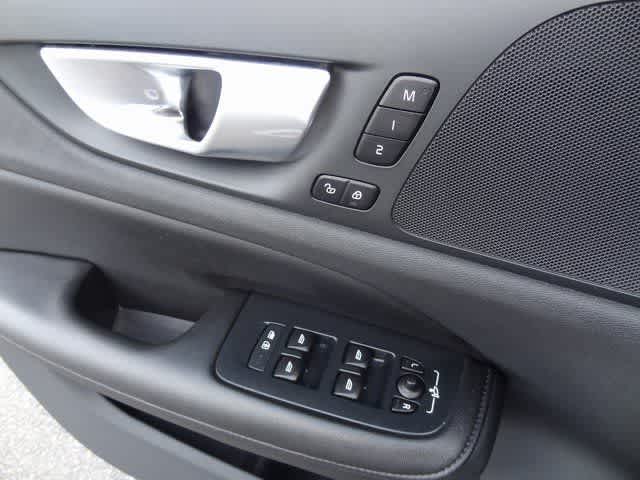 2024 Volvo S60 Plus Dark Theme