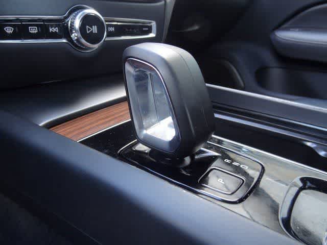 2024 Volvo S60 Plus Dark Theme