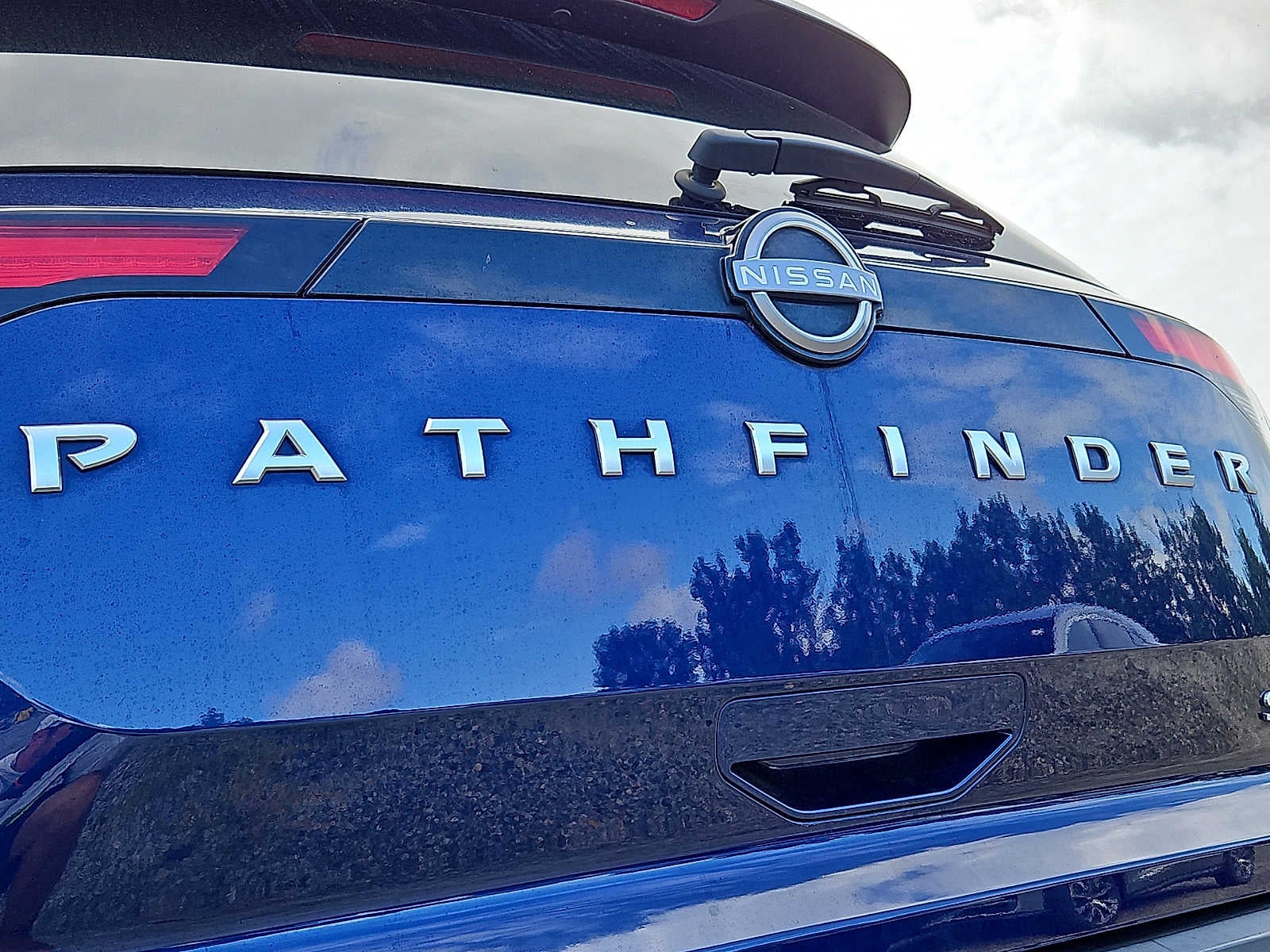 2024 Nissan Pathfinder SV