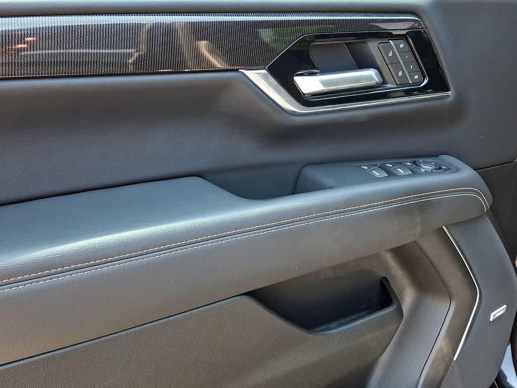 2025 GMC Yukon Elevation