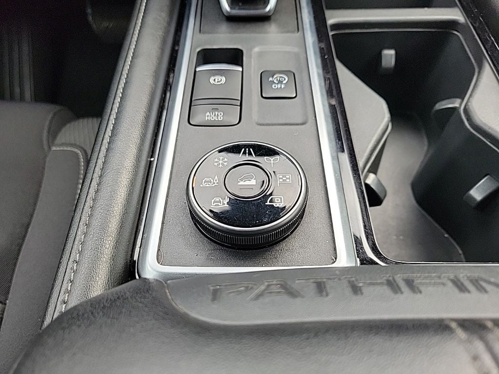 2022 Nissan Pathfinder SV