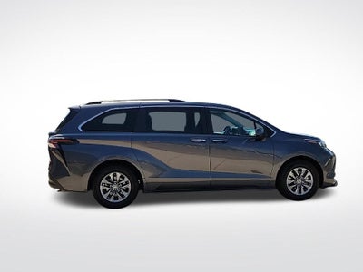 2025 Toyota Sienna XLE 8 Passenger