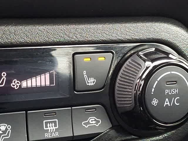 2022 Nissan Kicks SR