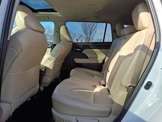 2022 Toyota Highlander Hybrid XLE