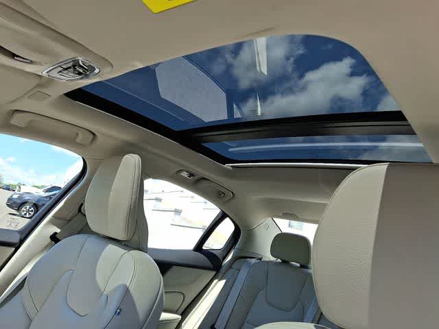 2022 Volvo S60 Recharge Plug-In Hybrid R-Design Expression