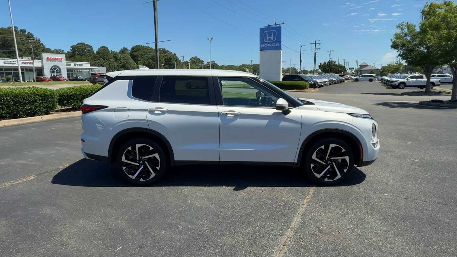 2024 Mitsubishi Outlander SE